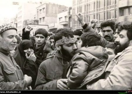 بدانید که هیچ چیز جز او نیست ، امر امام را اطاعت کنید و دنبال کسی جزامام نروید