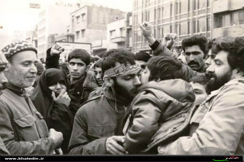 بدانید که هیچ چیز جز او نیست ، امر امام را اطاعت کنید و دنبال کسی جزامام نروید