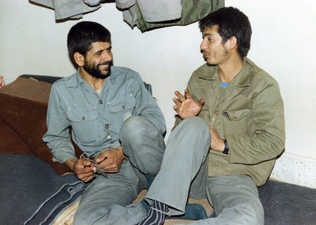 فکر می‌کنی این مرد چه‌کاره باشد؟