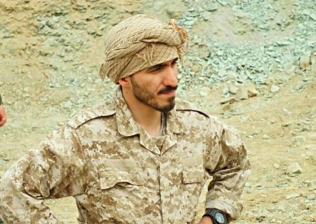 قرار گذاشتیم من به روح الله فقه و اصول یاد بدم و اون به من خطاطی