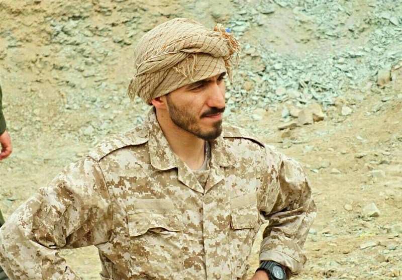 قرار گذاشتیم من به روح الله فقه و اصول یاد بدم و اون به من خطاطی