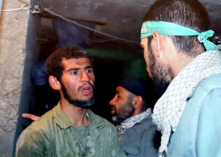اول مطمئن میشد که نیروهایش غذا دارند ، بعد غذا میخورد