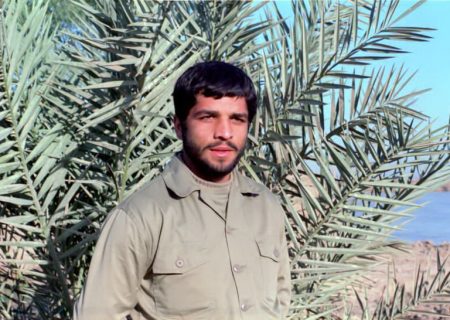 با دست خالی سیم خاردار ها را جمع میکرد و انگار درد را نمیفهمید