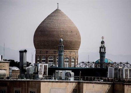 حاج آقا این مرد بچه های رزمنده و بسیجی را منحرف می کند