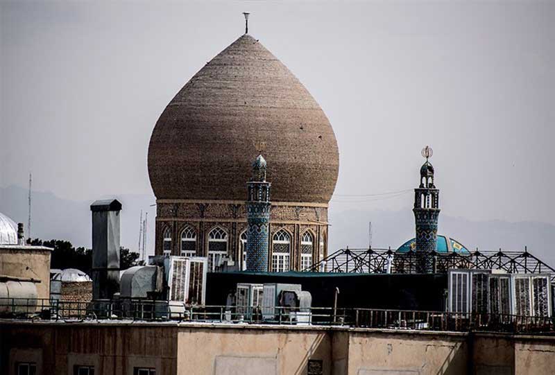 حاج آقا این مرد بچه های رزمنده و بسیجی را منحرف می کند