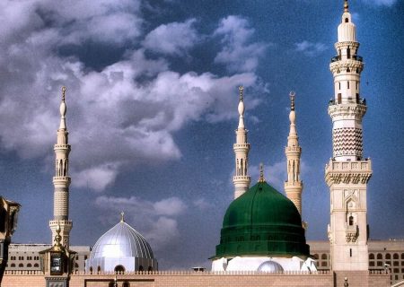 اى عمّار ! هر گاه على را ديدى كه راهى را مى‌پيمايد و مردم به راه ديگرى مى‌روند راه على را برو…