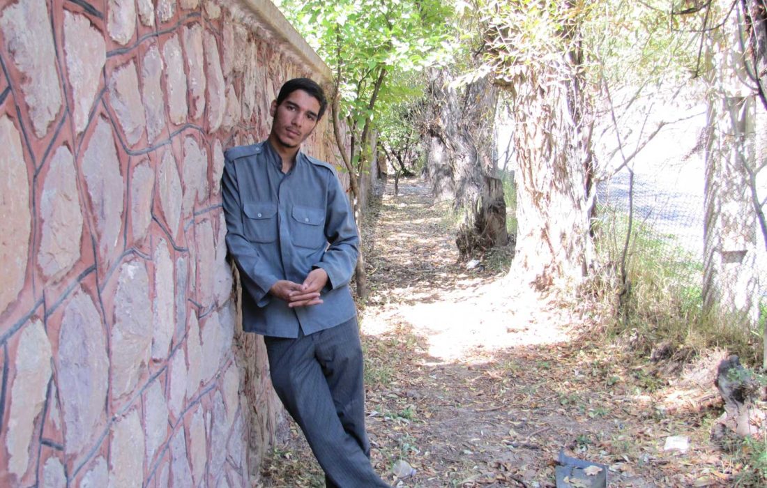 لبخند هادی باعث میشد دردهایش نمایان شود