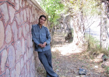 لبخند هادی باعث میشد دردهایش نمایان شود