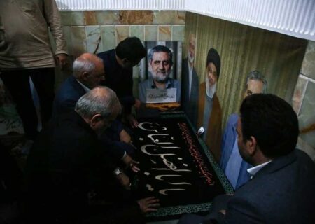 رئیس‌جمهور به زیارت حرم حضرت معصومه(س) مشرف شد/ادای احترام به شهید ایزدی
