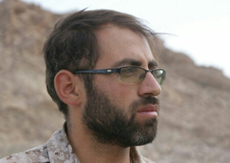 نمازخواندن کمک می‌کند تا به اصول انقلاب پایبند باشیم