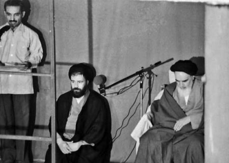 آن لحظه که حاج احمد آقا، حکم ریاست جمهوری شهید رجایی را می‌خواند