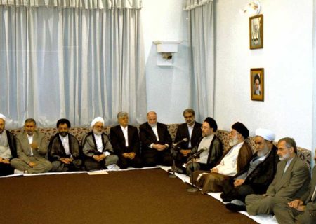 در سال ۸۲ یک عدّه از نمایندگان مجلس نامه نوشتند به بنده که باید تسلیم شوید
