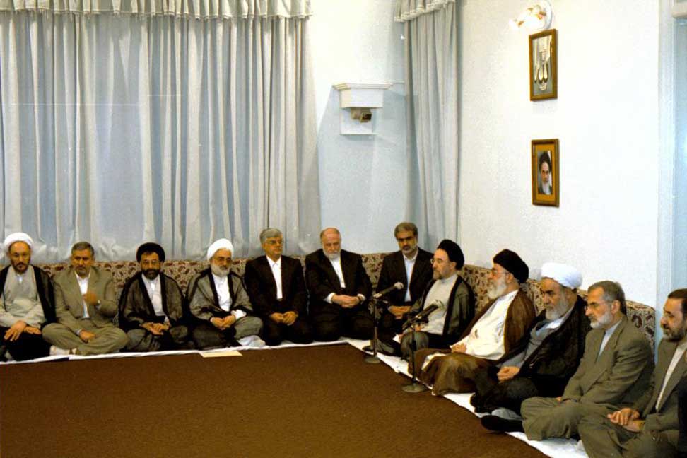 در سال ۸۲ یک عدّه از نمایندگان مجلس نامه نوشتند به بنده که باید تسلیم شوید