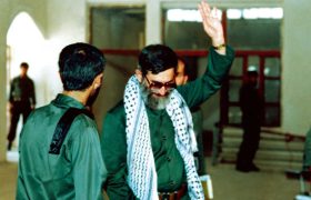 رهبر جانفدایی کرد و آمد به ایرانشهر تا با دستان خودش نان توزیع کند